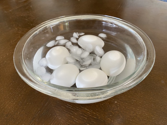 ボールに冷水や氷水と卵を入れて熱をとる