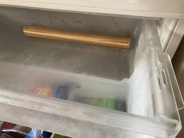 冷凍庫にサランラップのロール部分を入れる