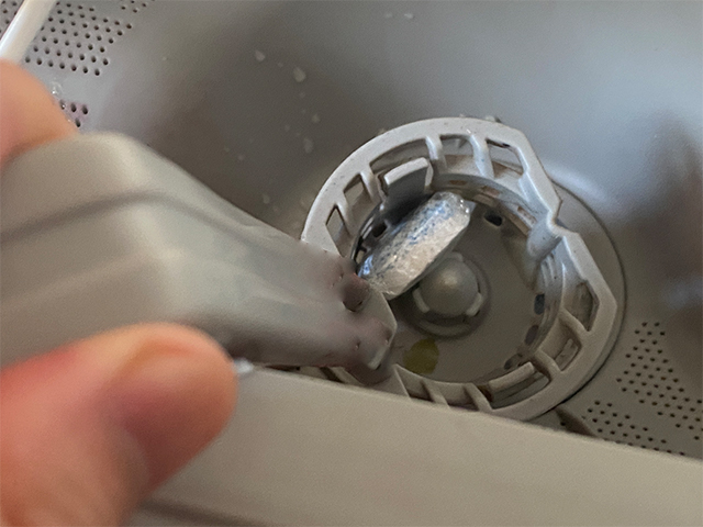 食洗器の底面にある指定箇所に洗剤を投入