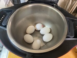 鍋に卵を投入